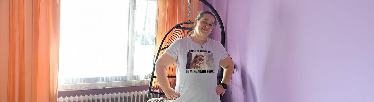 Doreen (45) nach ihrer Gewichtsabnahme mit Precon, lächelnd im Zimmer vor einem Hängesessel
