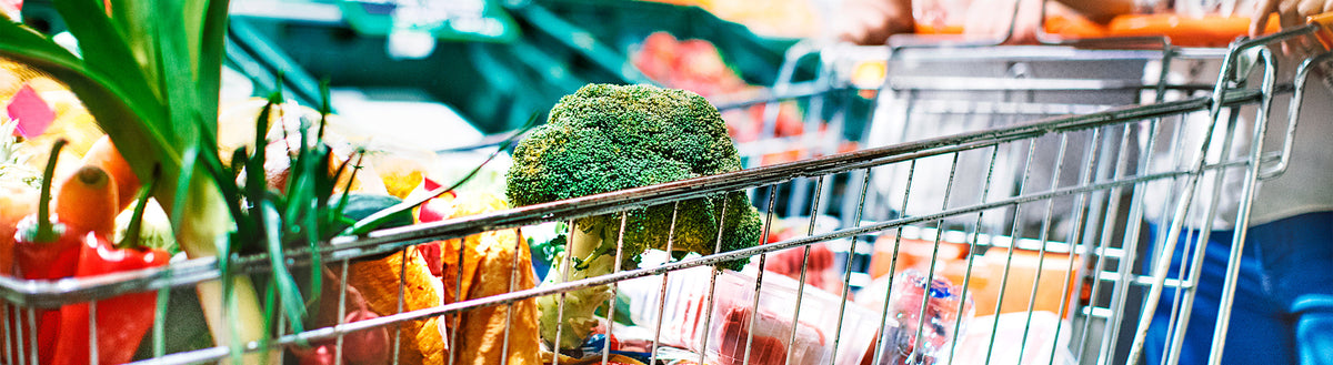 Einkaufswagen mit frischem Brokkoli, Paprika und Lauch – gesund einkaufen muss nicht teuer sein
