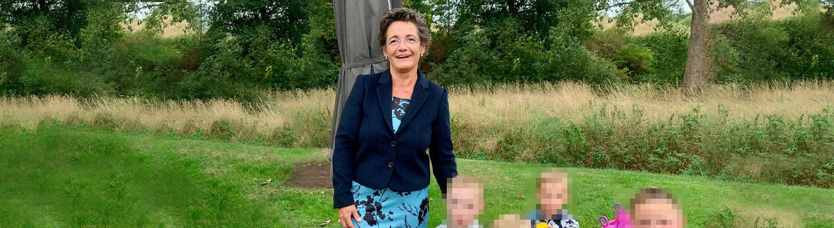 Kerstin (56) nach ihrer Gewichtsabnahme mit Precon, im Blazer auf einer Wiese