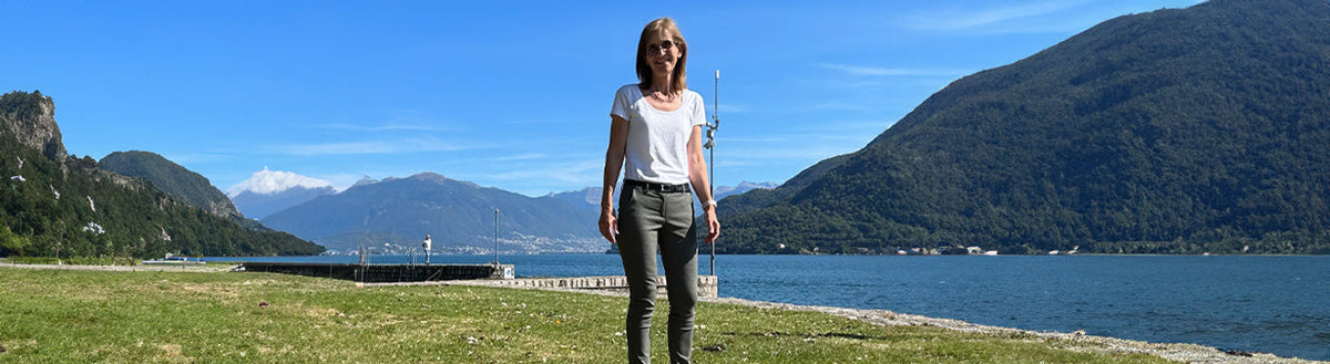 Barbara (54) nach ihrer Gewichtsabnahme mit Precon an einem Seeufer vor Bergkulisse
