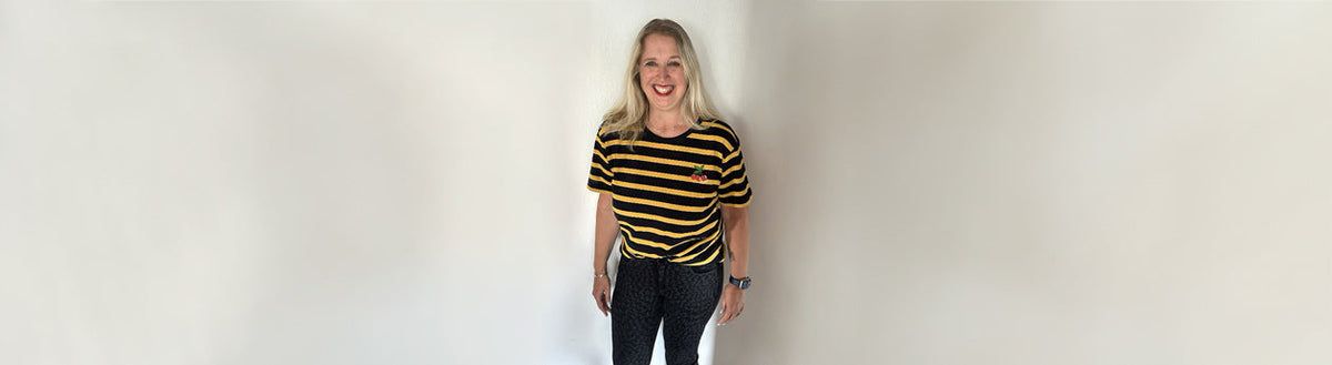 Anja (52) nach ihrer Gewichtsabnahme mit Precon im gestreiften T-Shirt vor heller Wand