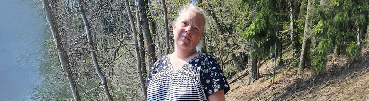 Christiane (47) nach ihrer Gewichtsabnahme mit Precon, im Frühlingswald am Wasser