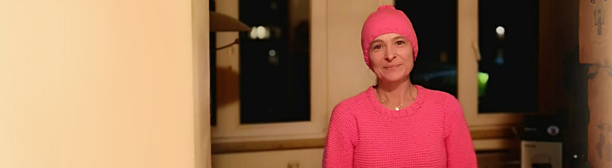 Evi (51) nach ihrer Gewichtsabnahme mit Precon in pinkem Pullover und pinker Mütze