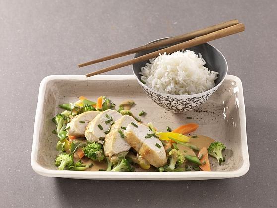 Pechuga de pollo con salsa de cacahuete con postre de frutas