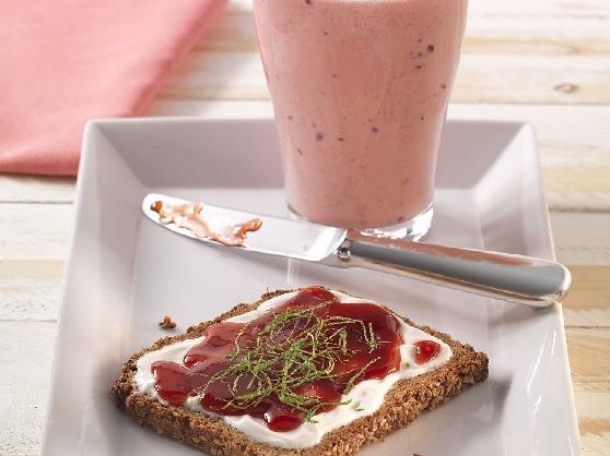 Dolce pane integrale per la colazione con un frullato di frutti di bosco