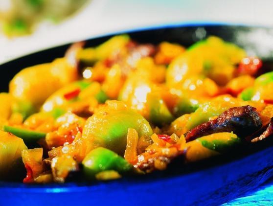 Sartén de coles de Bruselas con carne de cordero