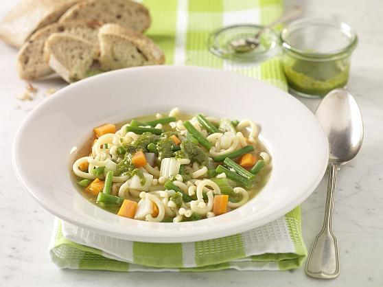 Sopa de verduras con pasta y pesto de hierbas