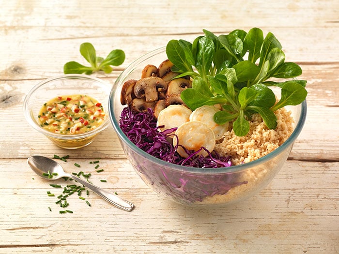 Bowl_mit_Rotkohl_Apfel_Pilzen_gebackenen_Ziegenkaese_Feldsalat_und_Couscous_700.jpg