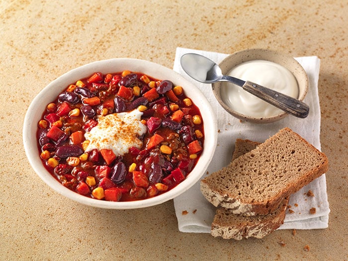 Chili_con_Carne_mit_Hackfleisch_Rote_Bete_Pastinake_Mais_Kidneybohnen_und_Sauerteigbot_700.jpg