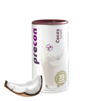 Ein Kanister Precon Cocos Shake steht aufrecht auf einem weißen Hintergrund, mit einem Spritzer Milch und einem Glas Shake auf dem Etikett. Vorne liegt ein frisches Kokosnussstück - ideal als Mahlzeitenersatz und zum Abnehmen.