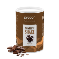 Zu sehen ist ein brauner Behälter aus der „Paket: Complete Shake Schoko“-Reihe von Precon, auf dessen Etikett Schokoladenstückchen abgebildet sind und vor dem mehrere Schokoladenstückchen angeordnet sind. Dieser leckere Schoko-Shake dient als praktischer Mahlzeitenersatz und eignet sich daher ideal für alle, die abnehmen möchten.