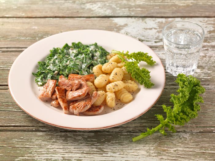 Romige boerenkool met gnocchi en kalkoenreepjes
