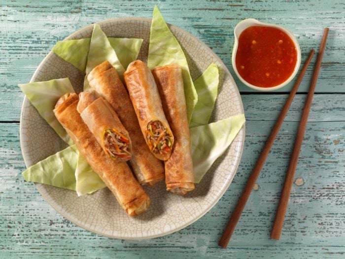 Rollitos de primavera con relleno de carne picada y verduras y salsa de chile