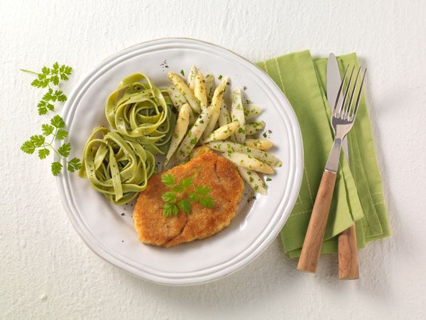 Asparagi saltati con piccata di vitello e tagliatelle agli spinaci