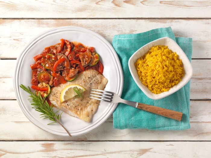 Gegrilde vis op ratatouille-groenten met kurkumarijst