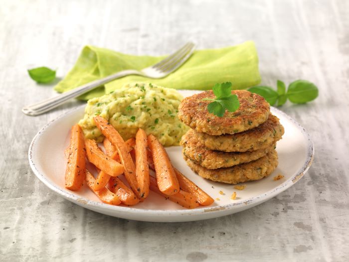 Tortitas de avena con zanahorias al horno sobre polenta de hierbas