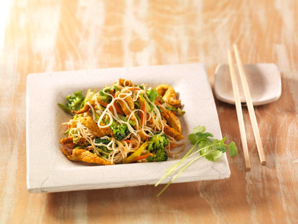 Pechuga de pollo del wok con postre de frutas