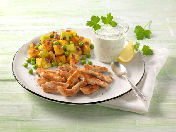 Poêlée de légumes aux pommes de terre avec des lanières de blanc de poulet et une sauce aux herbes