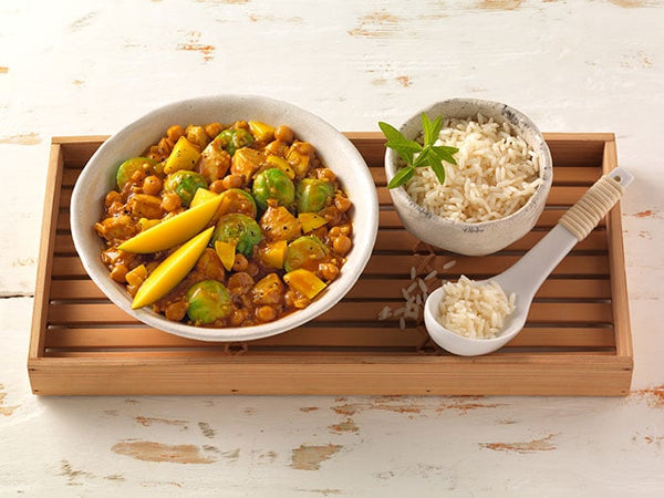 Poulet-Kichererbsen-Curry met mango, spruitjes en rijst