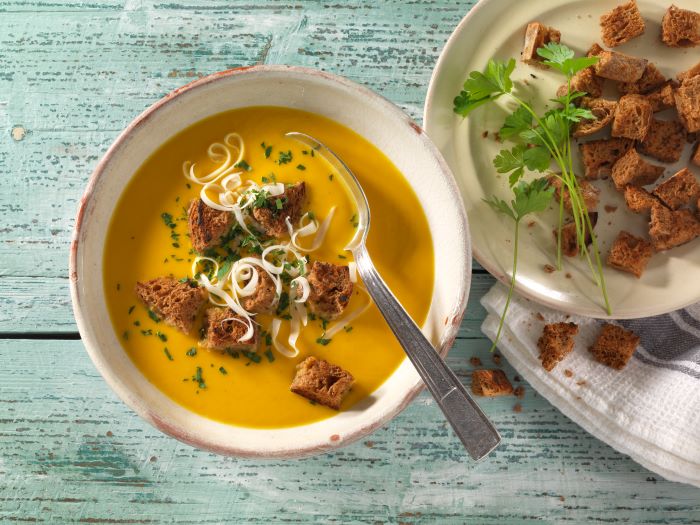 Sopa de calabaza con picatostes de pan integral