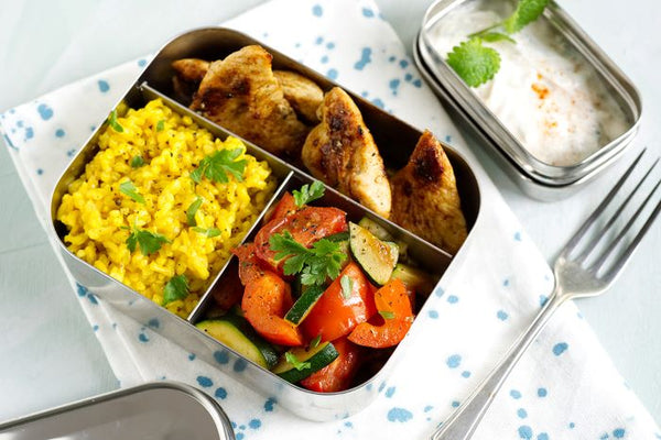 Poitrine de dinde et riz au curcuma avec légumes vapeur et sauce yaourt concombre