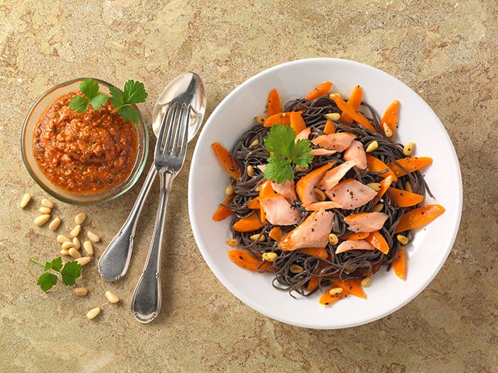 Pasta de zanahoria y lentejas con salmón y pesto rosso