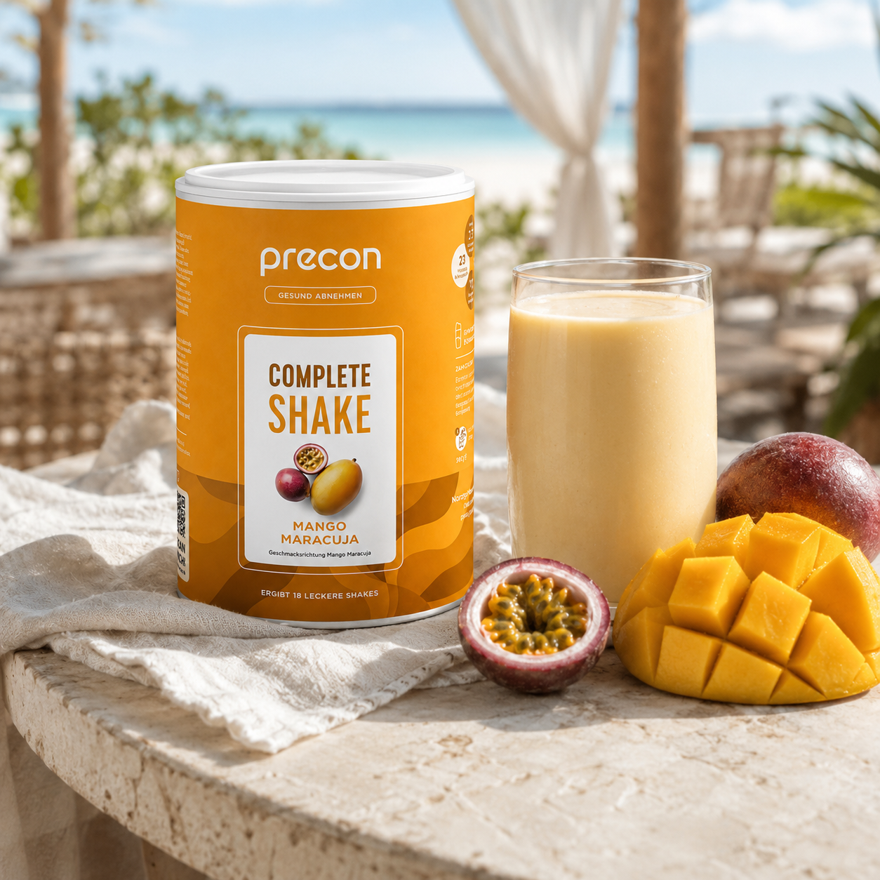 Ein Behälter mit „Complete Shake Mango-Maracuja“ von Anona GmbH, ein Glas, gefüllt mit dem leuchtend gelben Shake, frischen Mangoscheiben und halbierten Passionsfrüchten, stehen auf einem Steintisch im Freien, während der Strand im Hintergrund sanft verschwimmt – ideal als leckerer Mahlzeitenersatz zur Gewichtsreduktion.