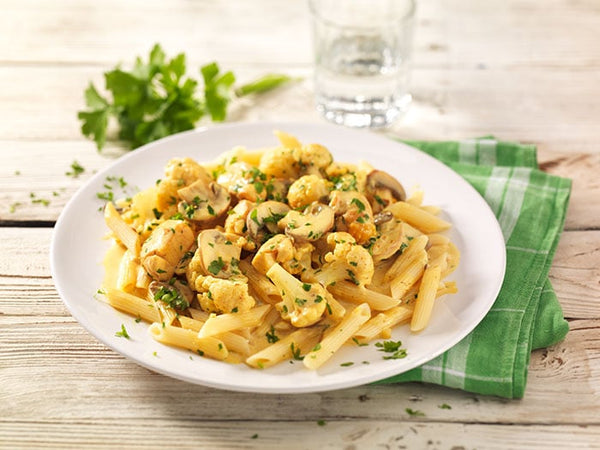 Penne con pollo, champiñones y coliflor en salsa de curry picante