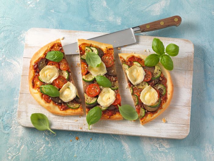 Pizzabodems met aubergines, tomaten, geitenkaas en courgette