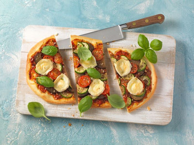 Pizzafladen con melanzane, pomodori, formaggio di capra e zucchine