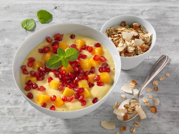 Ciotola di smoothie al quark e mango con mix di fiocchi