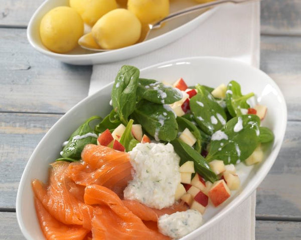 Räucherlachs mit Pellkartoffeln und Apfel-Spinatsalat