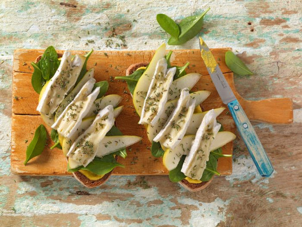 Rebanadas de pan de centeno con pera, brie y espinaca