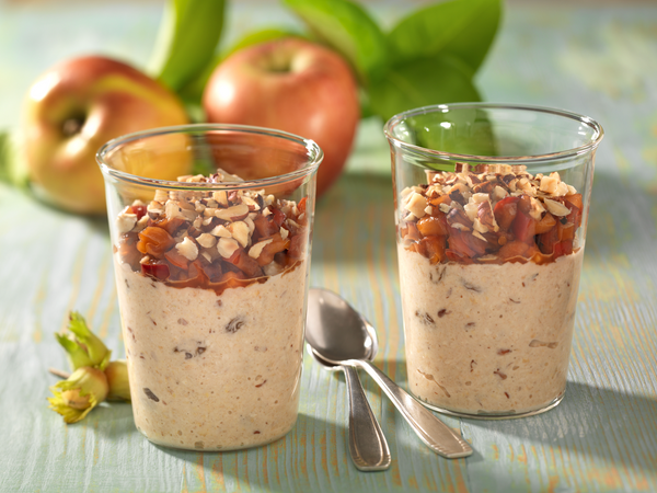 Overnight-Oats mit Apfelkompott und Nusstopping