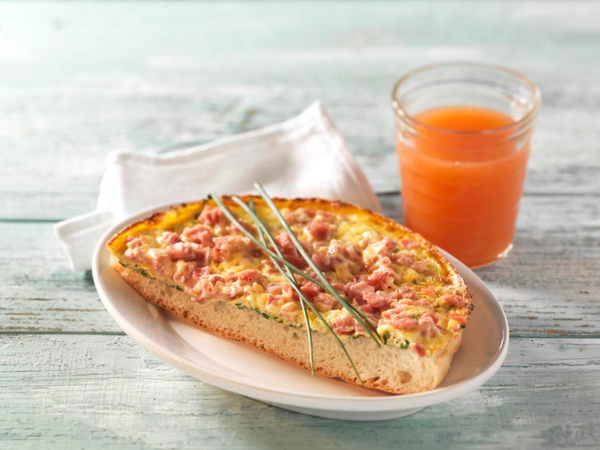 Omelette al formaggio e prosciutto con succo di pompelmo