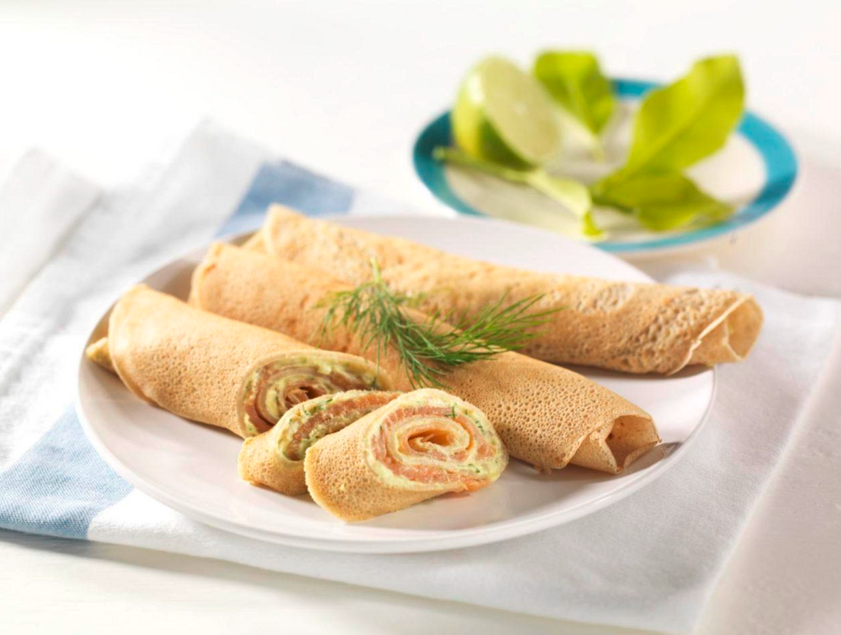 Panqueques de trigo sarraceno con relleno de aguacate y salmón