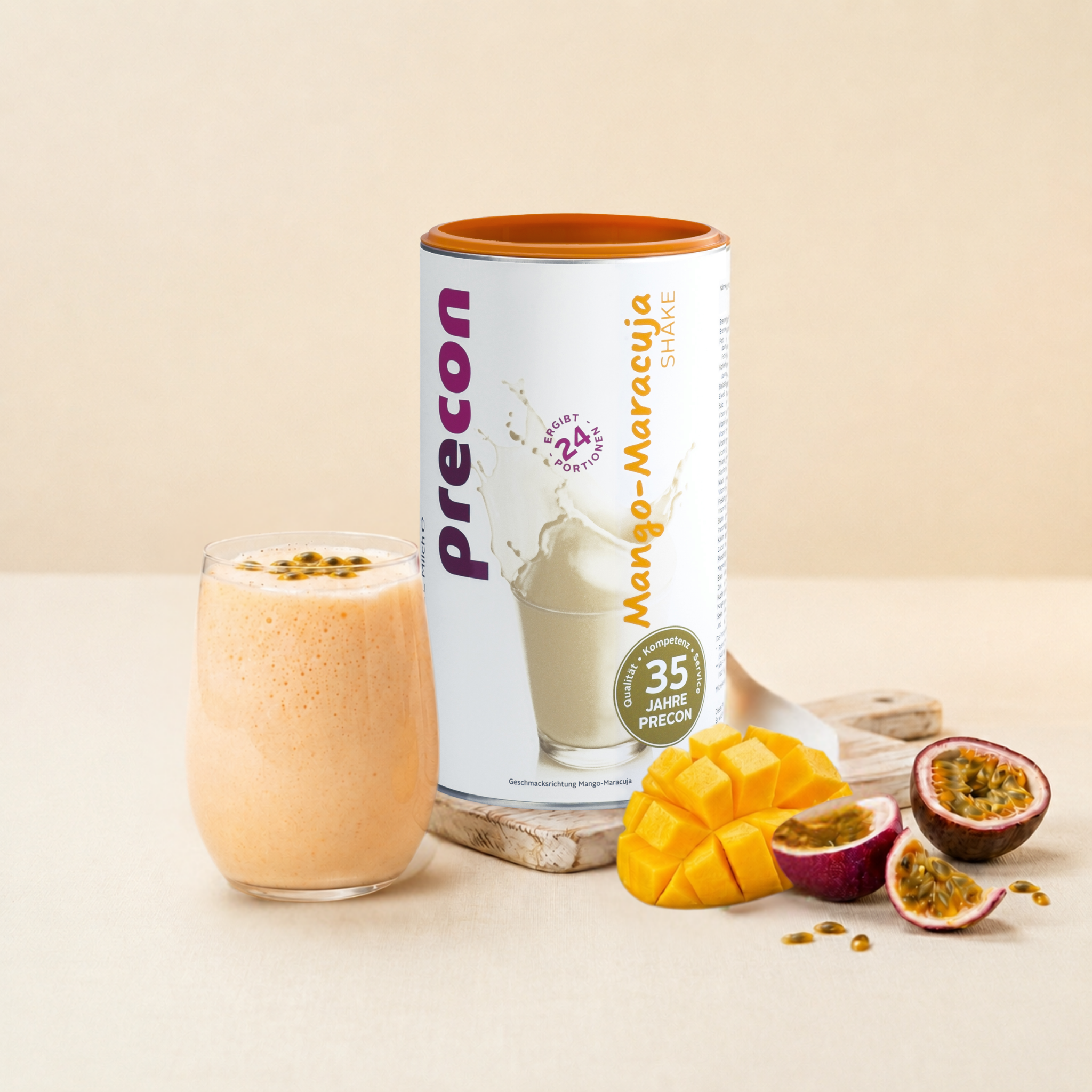 Ein Behälter mit dem Mango-Maracuja-Shake der Anona GmbH, der sich perfekt als Mahlzeitenersatz zum Abnehmen eignet, steht neben einem Glas des Shakes mit frischen Mangowürfeln und halbierten Passionsfrüchten auf einem Holzbrett vor einem neutralen Hintergrund.