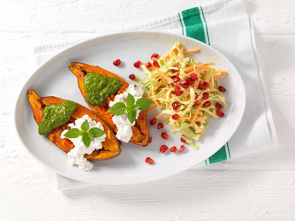 Zoete aardappelen met rauwkostsalade, hüttenkäse en pesto