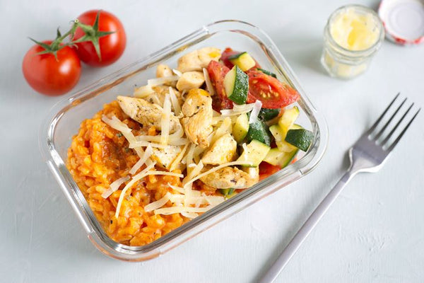 Lanières de poulet sur risotto aux tomates avec courgettes
