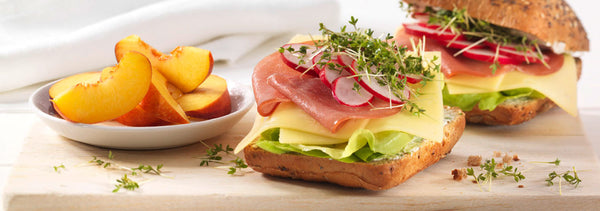 Panino integrale con prosciutto di salmone, formaggio e ravanelli