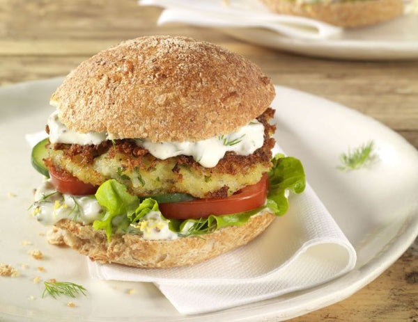 Hamburguesa de pescado con salsa tártara de limón