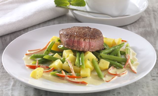 rindermedaillons-mit-kartoffel-bohnengemuese-und-chili-senfsauce-1.jpg