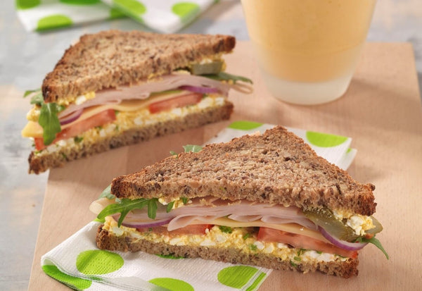 Sandwich club di segale con formaggio fresco al curry e lassi di mango