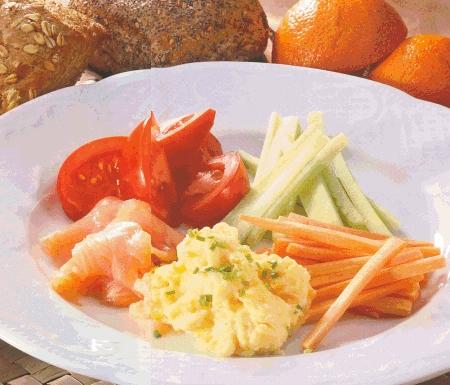 Huevos revueltos con panecillo integral