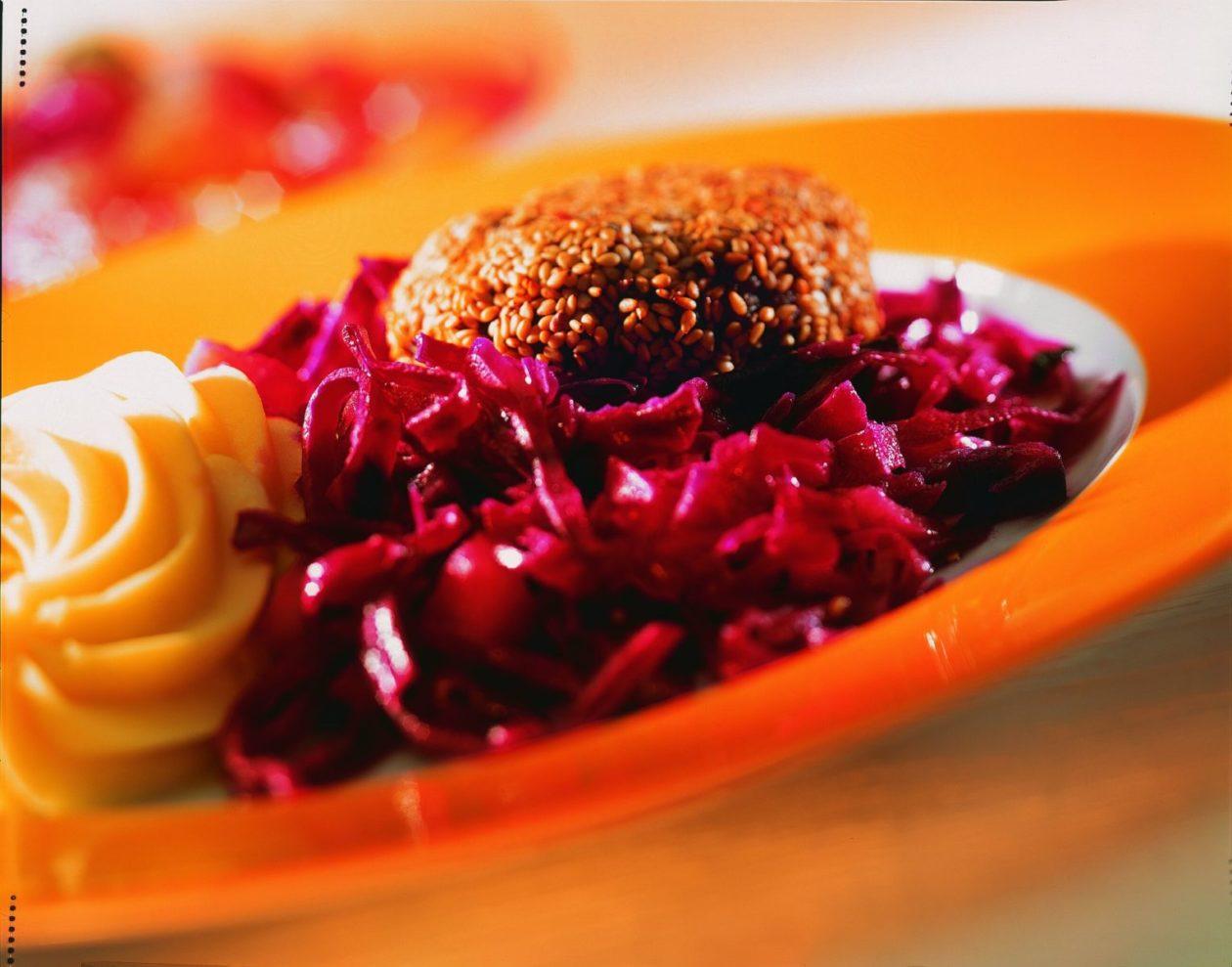 sesam-hacksteak-mit-rotkohl.jpg