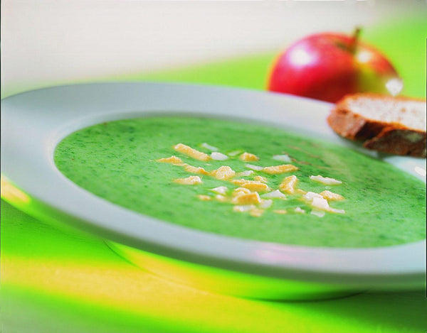 Sopa de espinacas con suero de mantequilla