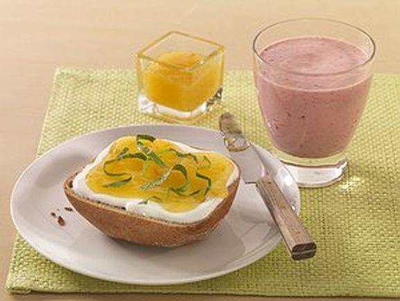 Dolce drink energetico per la colazione con panino al quark e marmellata