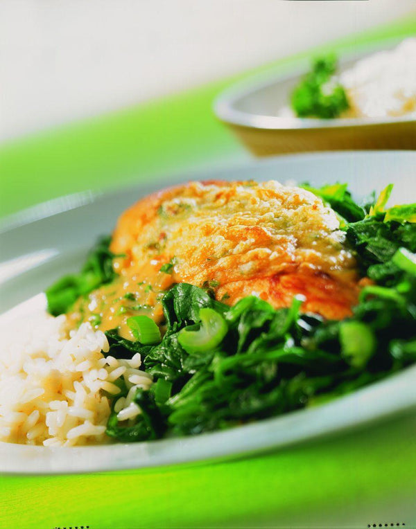 Pechuga de pollo gratinada sobre cama de espinacas con pomelo de postre