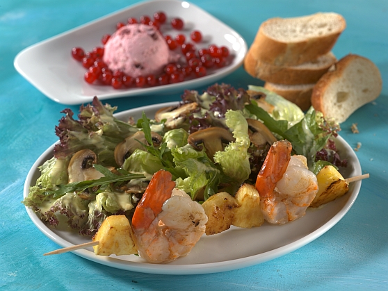 Salatteller mit Garnelenspiessen Salatteller mit Garnelenspiessen